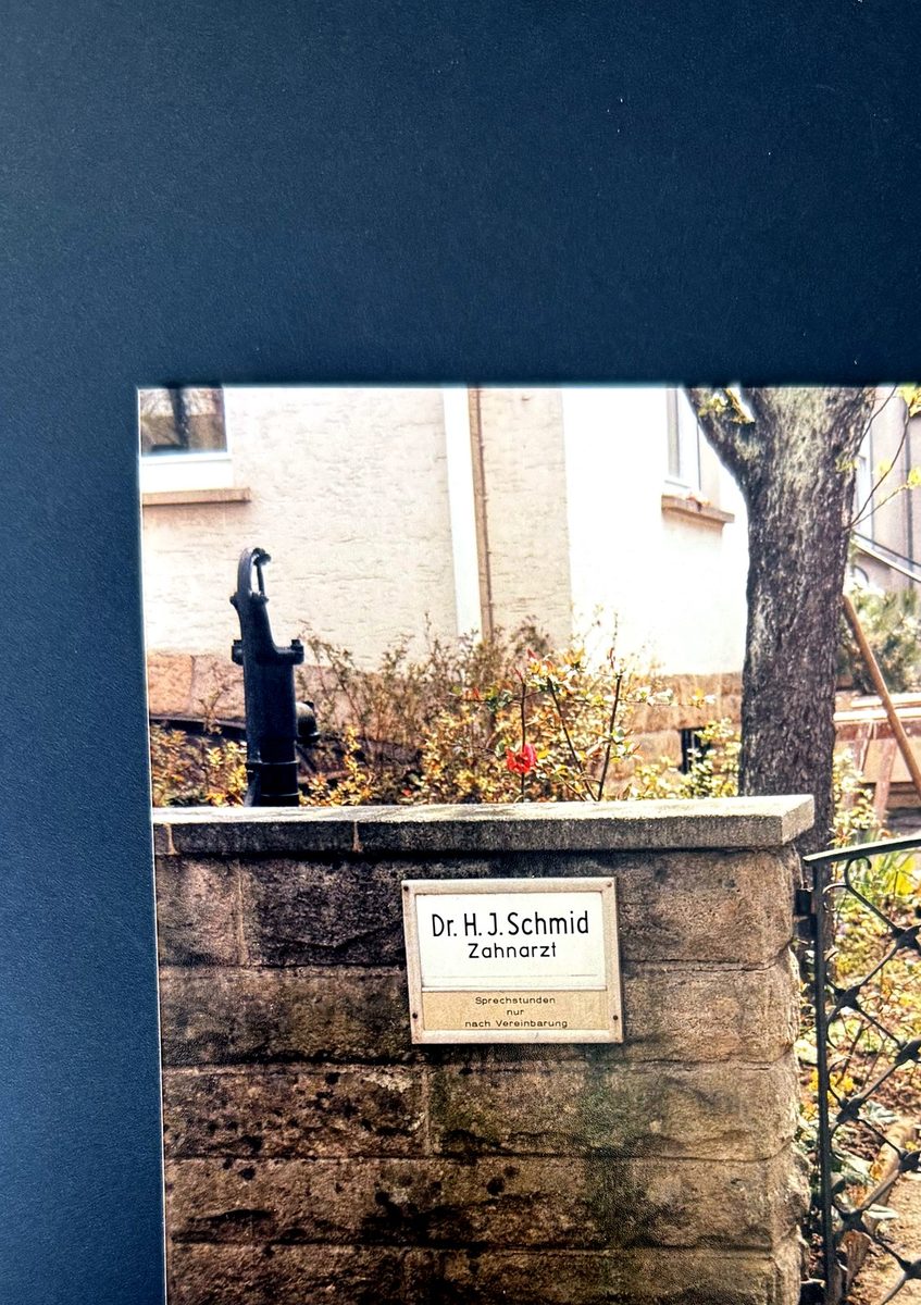 Das alte Praxisschild: Dr. H.J. Schmid, Zahnarzt