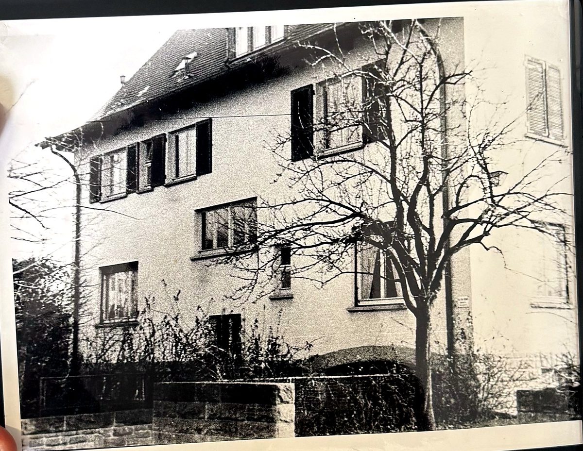 Historische Schwarz-Weiß-Aufnahme des Praxishauses