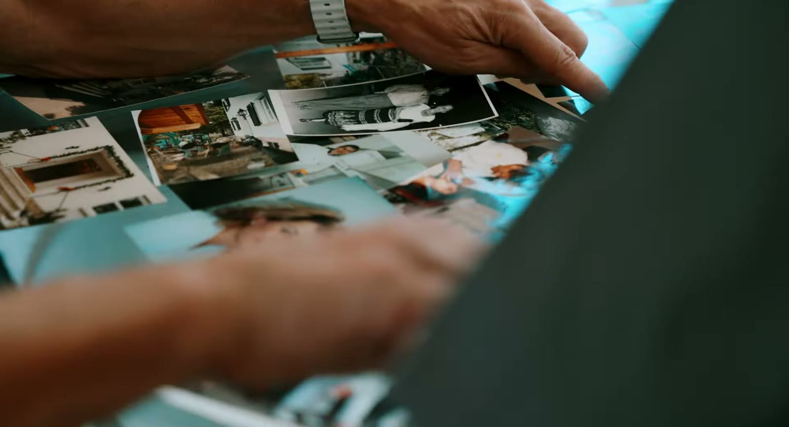 Fotografien aus vier Generationen Praxisgeschichte auf dem Tisch