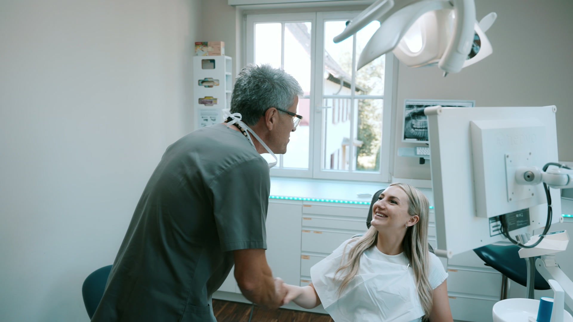 Herzliche Begrüßung: Dr. Schmid nimmt sich Zeit für seine Patientin