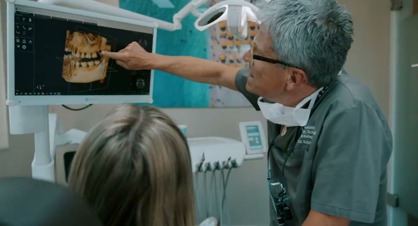 Dr. Schmid erklärt einer Patientin die Behandlungsplanung am digitalen 3D-Modell