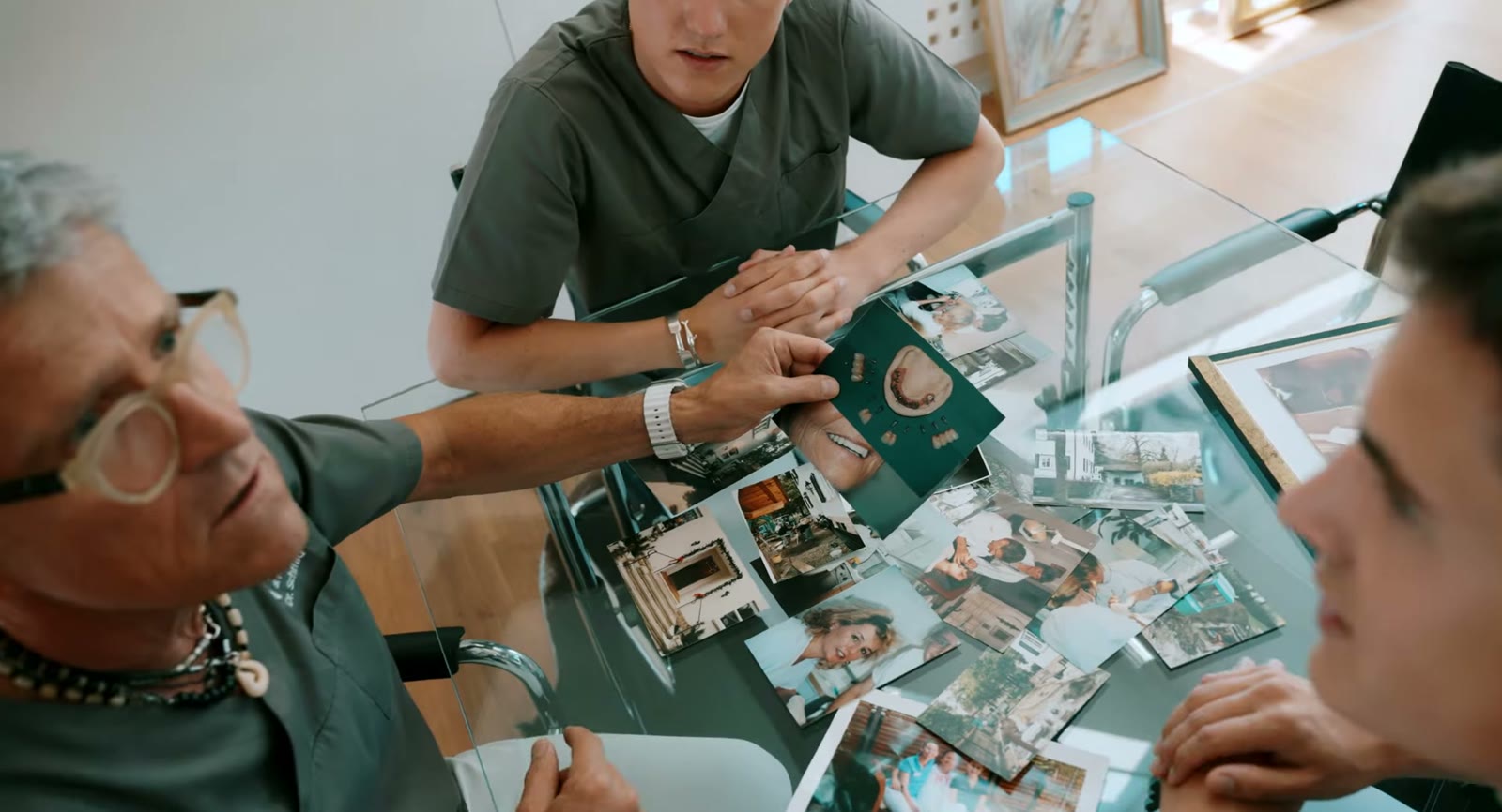 Dr. Jochen Schmid und Luca Schmid über den Fotos aus vier Generationen