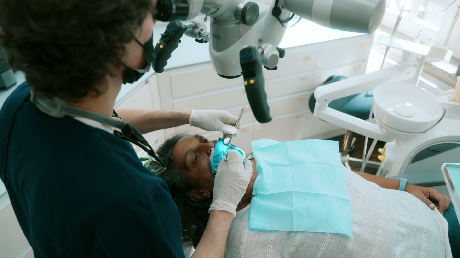 Behandlung in maximaler Ruhe: Patientin liegt entspannt mit Augenschutz