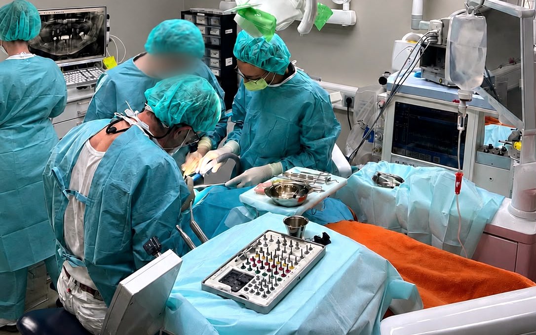 Operativer Eingriff im eigenen OP-Bereich der Praxisklinik