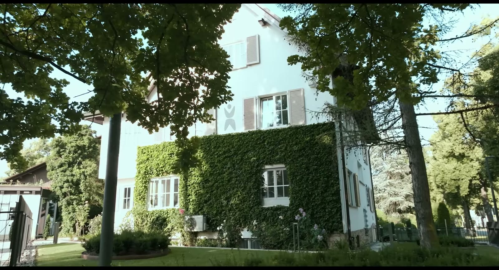 Praxisklinik Dr. Schmid in Balingen – die Villa im Sommerlicht