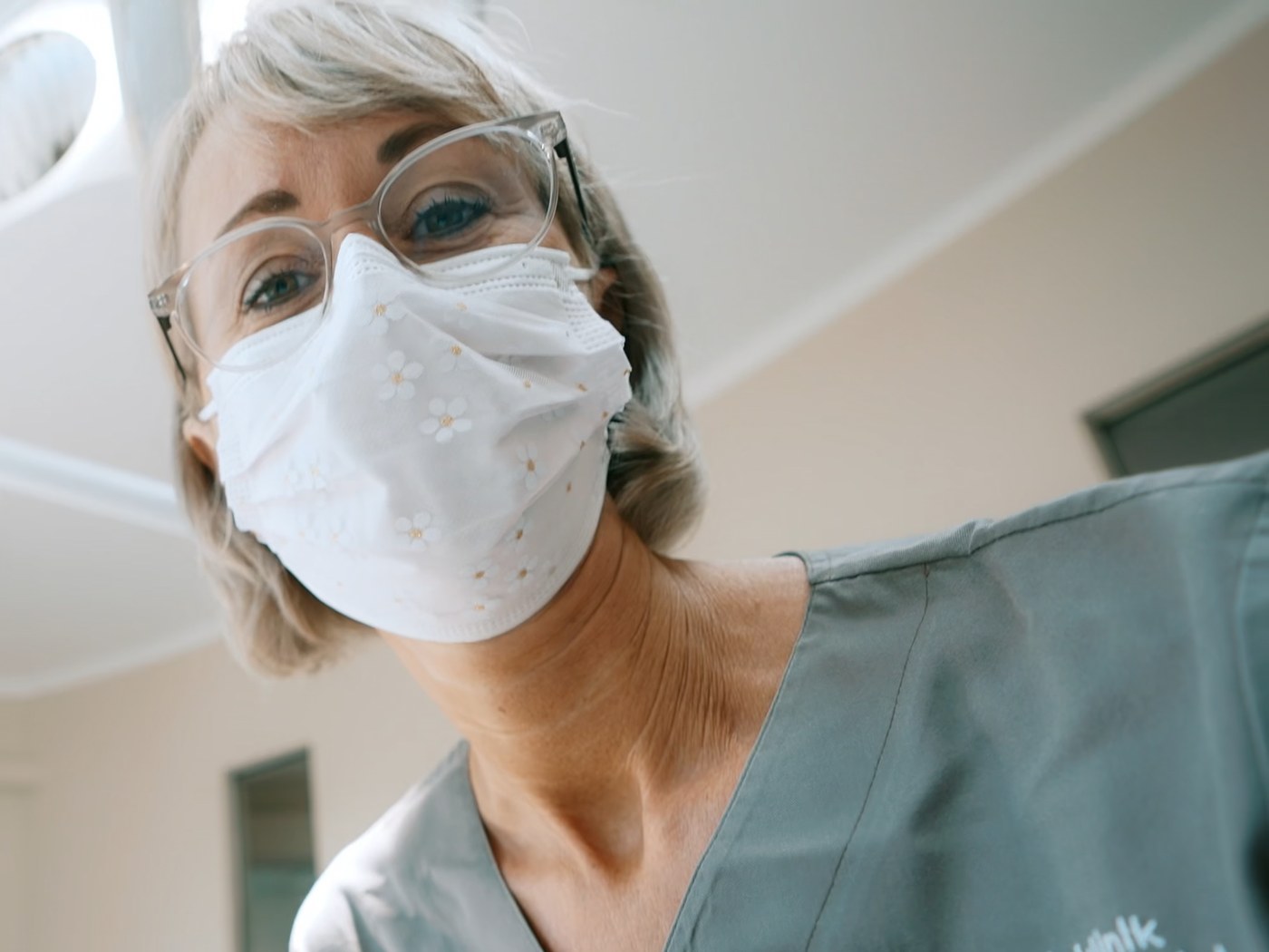 Dr. S. Gebele bei der Behandlung – Blickkontakt aus der Patientenperspektive